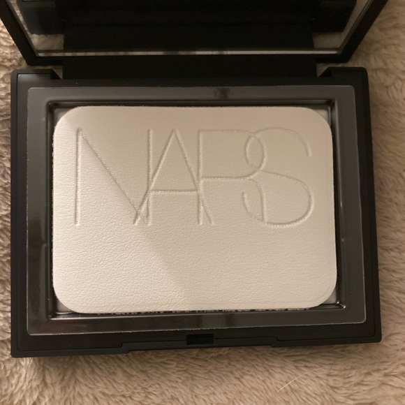 NARS LIGHT REFLECTING SETTING POWDER IN Translucent Crystal - Picture 5 of 5